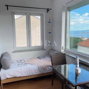 Apartman Dramalj 39,40 m² | pogled na more | parking | vrt | kompletno namješten | mirna lokacija