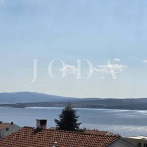 Apartman Dramalj 39,40 m² | pogled na more | parking | vrt | kompletno namješten | mirna lokacija