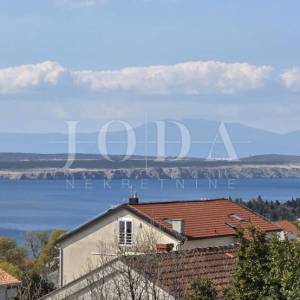 Apartman Dramalj 39,40 m² | pogled na more | parking | vrt | kompletno namješten | mirna lokacija