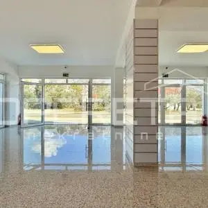 Atraktivan poslovni prostor 115 m² s parkingom – Starigrad Paklenica