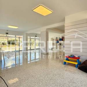 Atraktivan poslovni prostor 115 m² s parkingom – Starigrad Paklenica