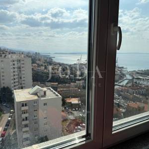 Atraktivan stan na Kozali – 14. kat, balkon, pogled na grad