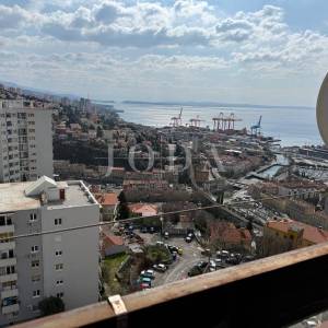 Atraktivan stan na Kozali – 14. kat, balkon, pogled na grad