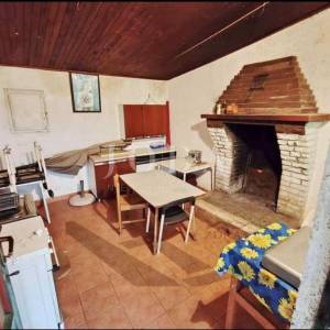 Barban, kuća s velikom okućnicom i pomoćnom zgradom