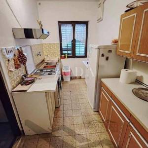 Barban, kuća s velikom okućnicom i pomoćnom zgradom