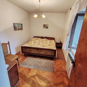 Barban, kuća s velikom okućnicom i pomoćnom zgradom