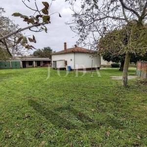 Barban, kuća s velikom okućnicom i pomoćnom zgradom