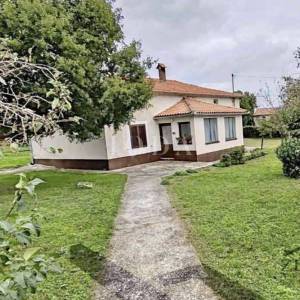 Barban, kuća s velikom okućnicom i pomoćnom zgradom