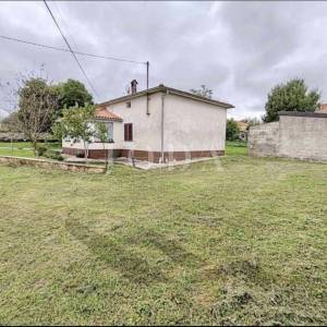 Barban, kuća s velikom okućnicom i pomoćnom zgradom