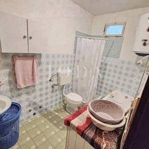 Barban, kuća s velikom okućnicom i pomoćnom zgradom