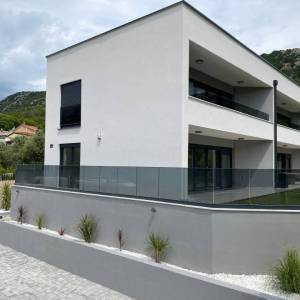BAŠKA okolica - Dvosobni apartman s dva parkina mjesta, novogradnja