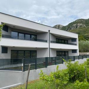 BAŠKA okolica - Dvosobni apartman s dva parkina mjesta, novogradnja