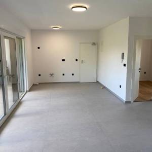 BAŠKA okolica - Dvosobni apartman s dva parkina mjesta, novogradnja