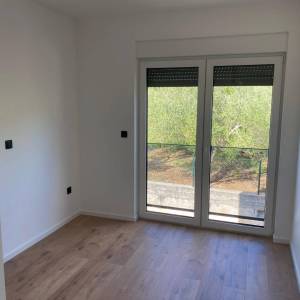 BAŠKA okolica - Dvosobni apartman s dva parkina mjesta, novogradnja