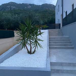 BAŠKA okolica - Dvosobni apartman s dva parkina mjesta, novogradnja