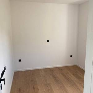 BAŠKA okolica - Dvosobni apartman s dva parkina mjesta, novogradnja