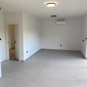 BAŠKA okolica - novogradnja, apartman s dvije spavaće sobe, terasa i dva parkirna mjesta