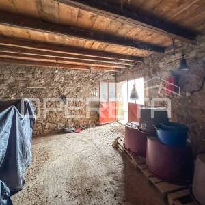 Betina centar – stara kamena kuća s dvorištem za adaptaciju
