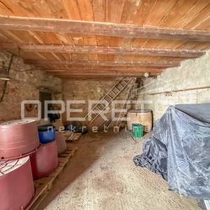 Betina centar – stara kamena kuća s dvorištem za adaptaciju
