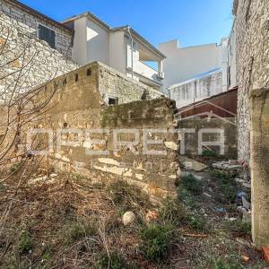 Betina centar – stara kamena kuća s dvorištem za adaptaciju
