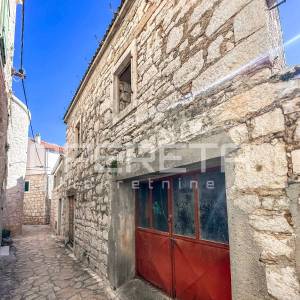 Betina centar – stara kamena kuća s dvorištem za adaptaciju
