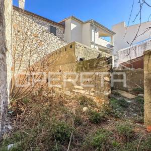 Betina centar – stara kamena kuća s dvorištem za adaptaciju
