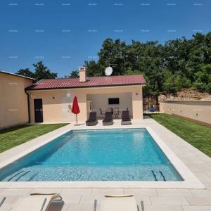 Blizna grada Svetvinčenat. Dvojna kuća okružena zelenilom.