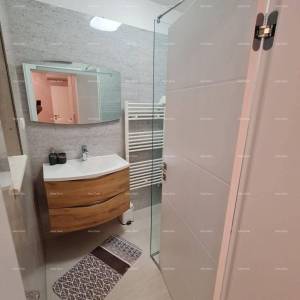 Blizna grada Svetvinčenat. Dvojna kuća okružena zelenilom.