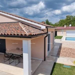 Blizna grada Svetvinčenat. Dvojna kuća okružena zelenilom.