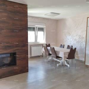 Blizna grada Svetvinčenat. Dvojna kuća okružena zelenilom.