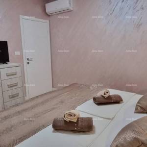 Blizna grada Svetvinčenat. Dvojna kuća okružena zelenilom.