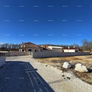 Blizna grada Svetvinčenat. Dvojna kuća okružena zelenilom.