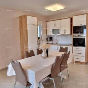 Blizna grada Svetvinčenat. Dvojna kuća okružena zelenilom.