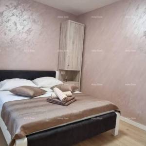 Blizna grada Svetvinčenat. Dvojna kuća okružena zelenilom.