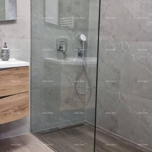 Blizna grada Svetvinčenat. Dvojna kuća okružena zelenilom.