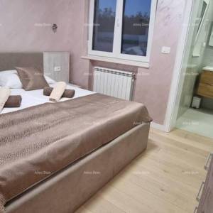 Blizna grada Svetvinčenat. Dvojna kuća okružena zelenilom.