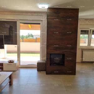 Blizna grada Svetvinčenat. Dvojna kuća okružena zelenilom.