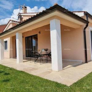 Blizna grada Svetvinčenat. Dvojna kuća okružena zelenilom.