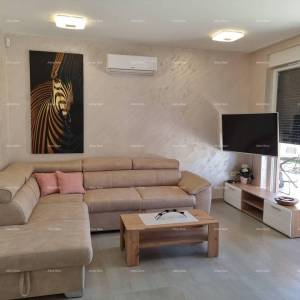 Blizna grada Svetvinčenat. Dvojna kuća okružena zelenilom.