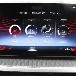 BMW serija 3 Touring 320d xDrive M paket *HEAD UP, LED, KAMERA*