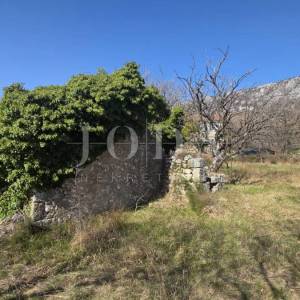 Bribir građevinski teren sa kamenom ruševinom