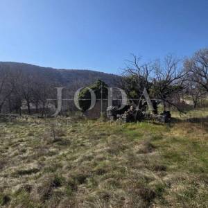 Bribir građevinski teren sa kamenom ruševinom