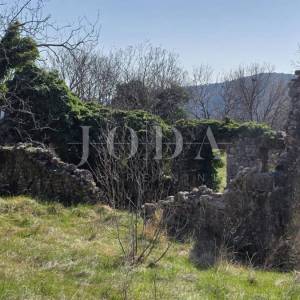 Bribir građevinski teren sa kamenom ruševinom