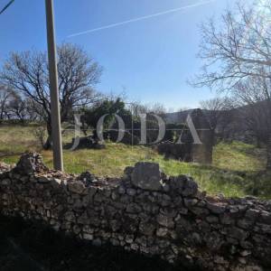 Bribir građevinski teren sa kamenom ruševinom