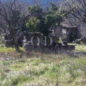 Bribir građevinski teren sa kamenom ruševinom