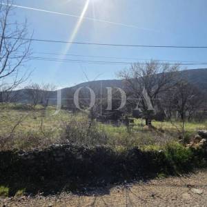 Bribir građevinski teren sa kamenom ruševinom