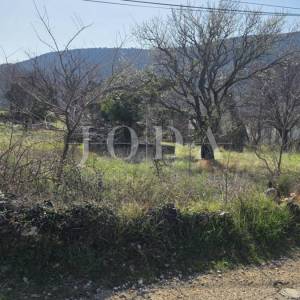 Bribir građevinski teren sa kamenom ruševinom