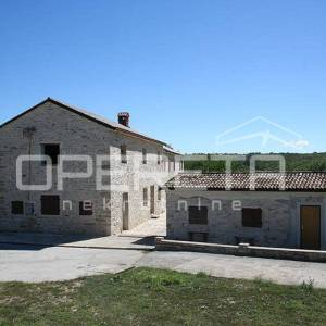 Buje, Kaštel - imanje 1909 m2 s ugostiteljskom namjenom i smještajem