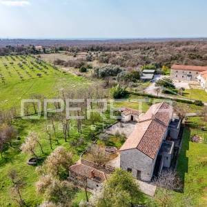 Buje, Kaštel - imanje 1909 m2 s ugostiteljskom namjenom i smještajem