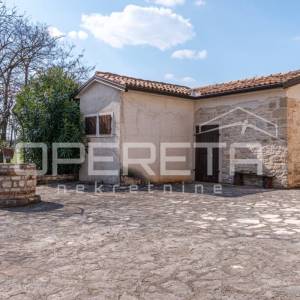 Buje, Kaštel - imanje 1909 m2 s ugostiteljskom namjenom i smještajem